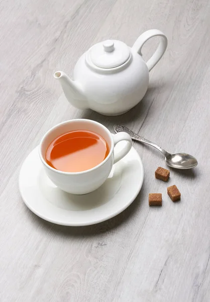 Чашка Чая Чайник Ложка Сахар Светлом Деревянном Фоне — стоковое фото