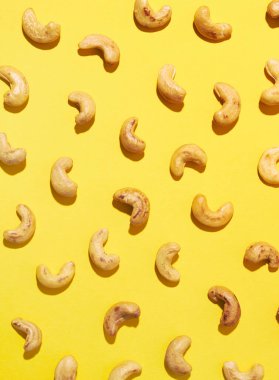 Sarı arka planda kaju fıstığı.