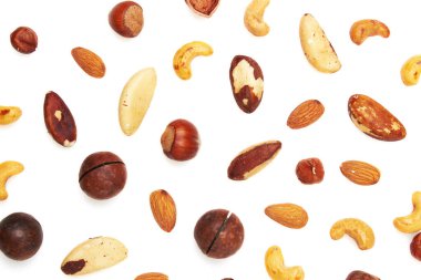 Fındık karışımı. Fındık, macadamia, badem, kaju, fındık, beyaz arka planda izole edilmiş. Üst görünüm.