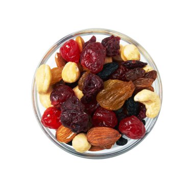 Bir kase fındık ve kurutulmuş meyve. Fındık, ceviz, kaju, badem, kuru üzüm, kızılcık, kiraz, beyaz arka planda izole edilmiş..