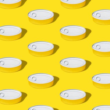 Sarı arka plandaki teneke kutu. Üst Manzara. Pop sanat tasarımı. Düz yatış biçimi.