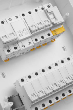 Otomatik devre kesiciler, beyaz arka planda izole edilmiş. Otomatik elektrik şalteri