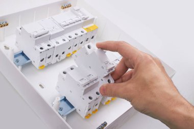 Beyaz arka planda izole edilmiş, otomatik devre kesiciler. Otomatik elektrik şalteri.