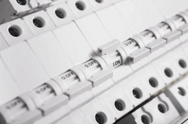 Otomatik devre kesiciler, beyaz arka planda izole edilmiş. Otomatik elektrik şalteri