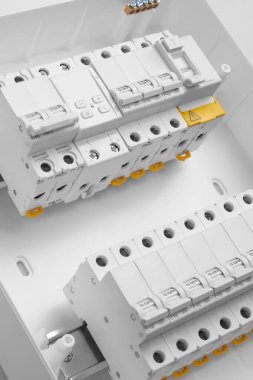Otomatik devre kesiciler, beyaz arka planda izole edilmiş. Otomatik elektrik şalteri