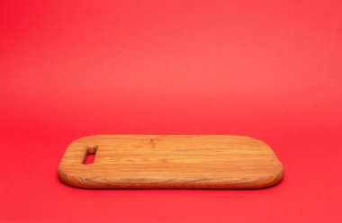 Ahşap doğrama tahtası, yemek podyumu veya kırmızı arka plana karşı ürünler