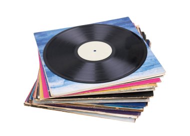 Yığınla kâğıt zarfın üzerindeki vinil plak. Analog ses. Klasik ses kaydı. Beyaz arkaplanda izole