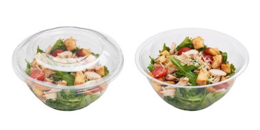 Tek kullanımlık kasedeki salata beyaz arka planda izole edilmiş. Paket yemek..
