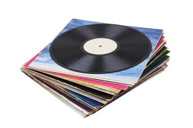 Yığınla kâğıt zarfın üzerindeki vinil plak. Analog ses. Klasik ses kaydı. Beyaz arkaplanda izole.