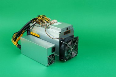 Bitcoin ve altsikkeler için kripto para madenciliği yeşil arka planda madencilik