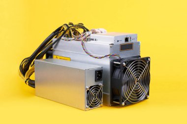 Bitcoin ve altsikkeler için kripto para madenciliği sarı arka planda madencilik