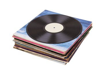 Yığınla kâğıt zarfın üzerindeki vinil plak. Analog ses. Klasik ses kaydı. Beyaz arkaplanda izole