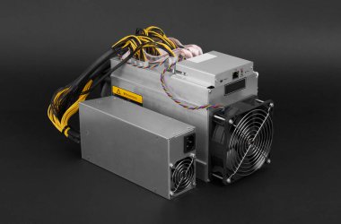 Bitcoin ve altsikkeler için kripto para madenciliği siyah arka planda madencilik