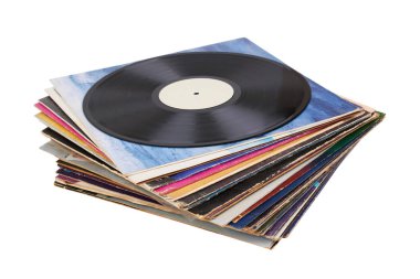 Yığınla kâğıt zarfın üzerindeki vinil plak. Analog ses. Klasik ses kaydı. Beyaz arkaplanda izole