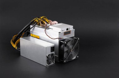 Bitcoin ve altsikkeler için kripto para madenciliği siyah arka planda madencilik