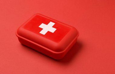 Kırmızı arkaplanda ilk yardım çantası