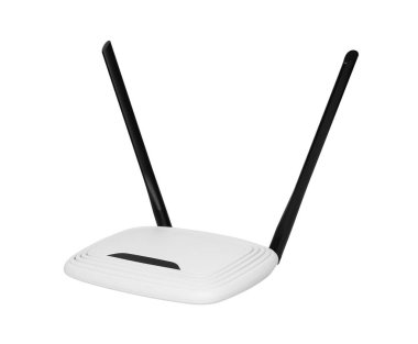 Beyaz arkaplanda antenleri izole edilmiş kablosuz Wi-Fi Router