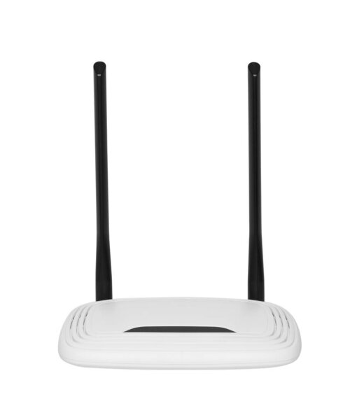 Беспроводной Wi-Fi маршрутизатор с антеннами изолированы на белом фоне