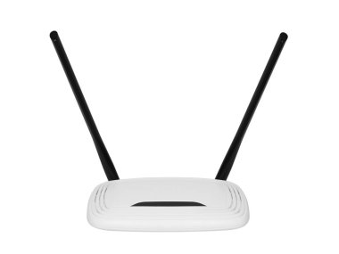 Beyaz arkaplanda antenleri izole edilmiş kablosuz Wi-Fi Router