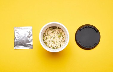 Sarı arka planda hazır şehriye.