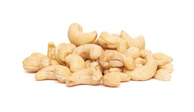 Beyaz bir arka plan üzerinde izole kaju fıstığı