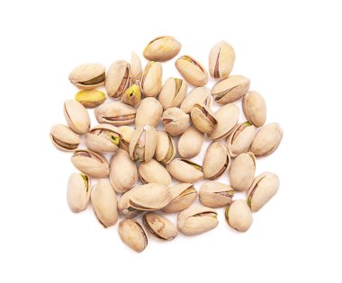 Beyaz arka planda izole edilmiş fıstıklar.