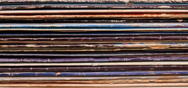 Vinil plak yığını. Kapatın.