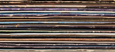 Vinil plak yığını. Kapatın.