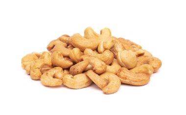 Kızarmış kaju fıstığı beyaz arka planda izole edilmiş.