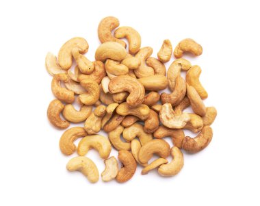 Kızarmış kaju fıstığı beyaz arka planda izole edilmiş.