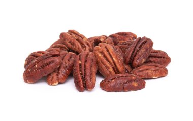 Beyaz arka planda izole edilmiş fındık