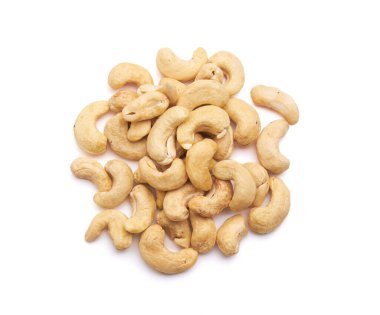 Beyaz bir arka plan üzerinde izole kaju fıstığı