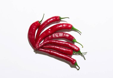 Beyaz arkaplanda birçok kırmızı biber izole edilmiş.