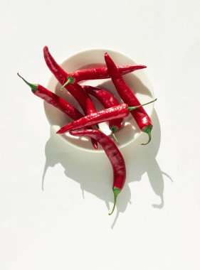 Kırmızı biberlerin çoğu beyaz arka planda izole edilmiş.