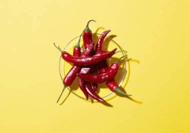 Sarı arka planda bir sürü kırmızı biber