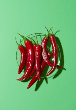 Yeşil arka planda bir sürü kırmızı biber