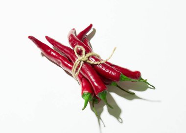Beyaz arka planda izole edilmiş kırmızı biberli biberler