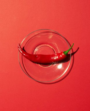 Kırmızı arka planda bir sürü kırmızı biber