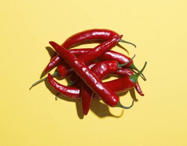 Sarı arka planda bir sürü kırmızı biber