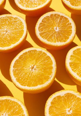 Turuncu arka planda portakal meyveleri