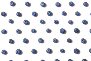 Beyaz bir arka plan üzerinde izole yaban mersini