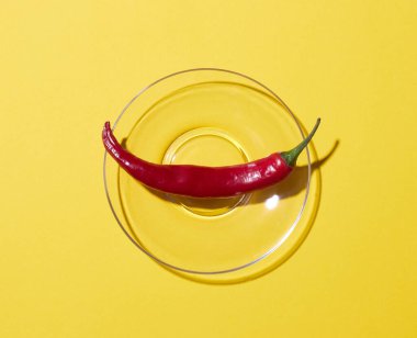 Sarı arka planda bir sürü kırmızı biber