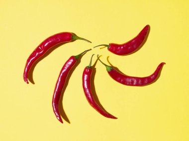 Sarı arka planda bir sürü kırmızı biber