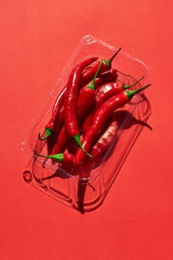 Kırmızı arka planda bir sürü kırmızı biber biberi