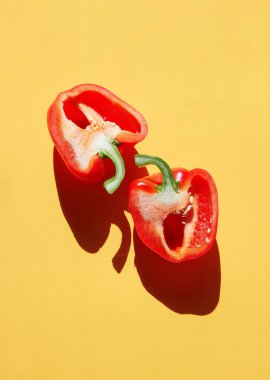 Sarı bir arka plan üzerine biber