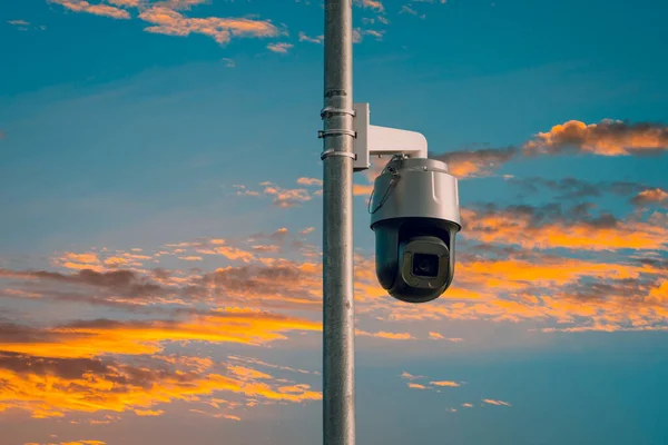Câmera Cctv Segurança Poste Com Céu Por Sol Conceito Vigilância — Fotografia de Stock