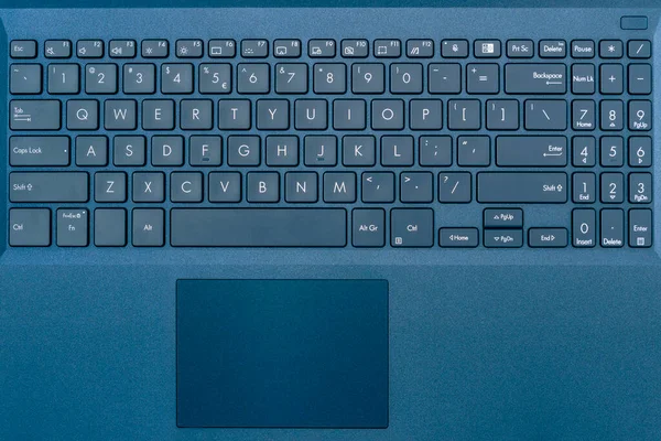 Κοντινό Πλάνο Του Μπλε Πληκτρολογίου Ενός Σύγχρονου Laptop Τεχνολογικό Υπόβαθρο — Φωτογραφία Αρχείου