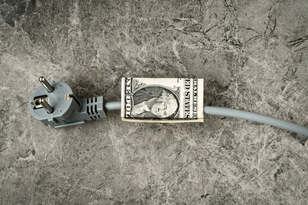 有一美元钞票的电源线 能源危机和电力通货膨胀的概念 电价不受控制地上涨 文本的复制空间 — 图库照片