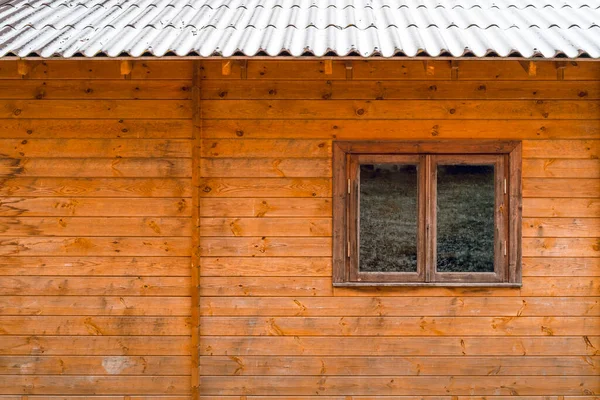 雪の屋根を持つ生態系の木造住宅の窓 スペースのコピー — ストック写真