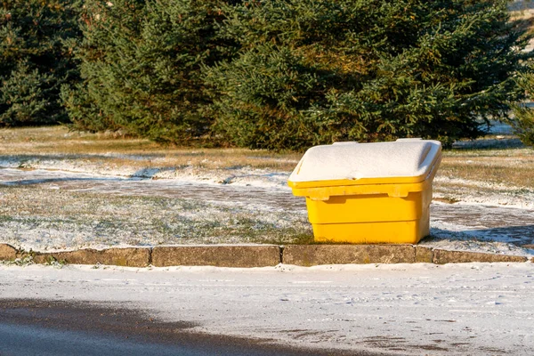 Жовта Пластикова Коробка Сіллю Або Піском Вулиці Безпеки Пішоходів Протягом — стокове фото